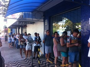 Consumidores enfrentam fila para comprar o peixe da Sexta-feira Santa